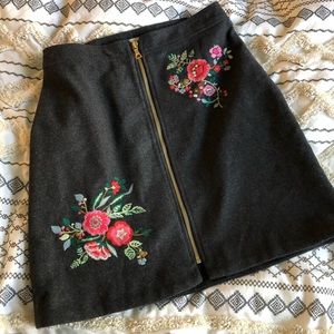 Loft Skirt with zipper and floral embroidery